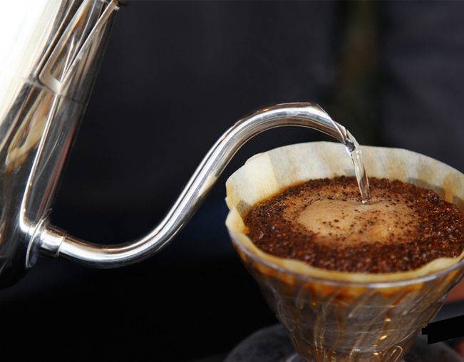 ハンドドリップで一杯ずつ淹れるコーヒー